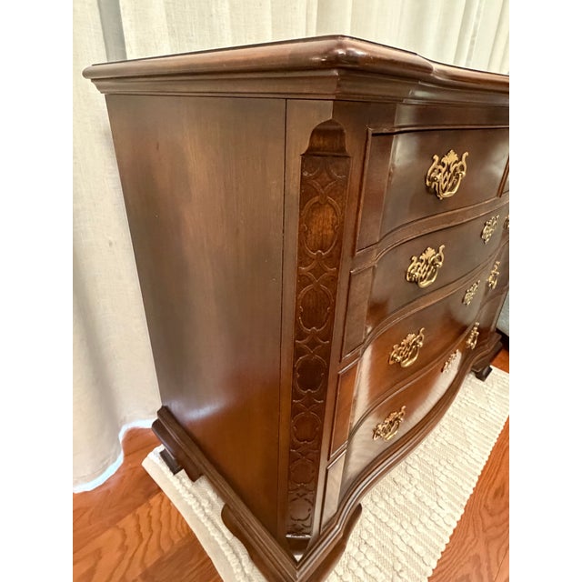 Traditional Vintage Henredon Georgian-Style Serpentine Chest With Carved Fretwork For Sale - Image 3 of 10