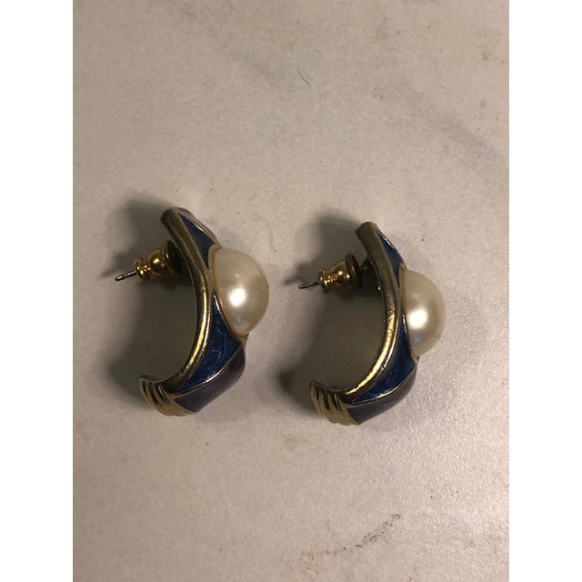 1980s Trifari Purple Blue Enamel Pearl Half Hoop Earrings, Pair For Sale - Image 9 of 10