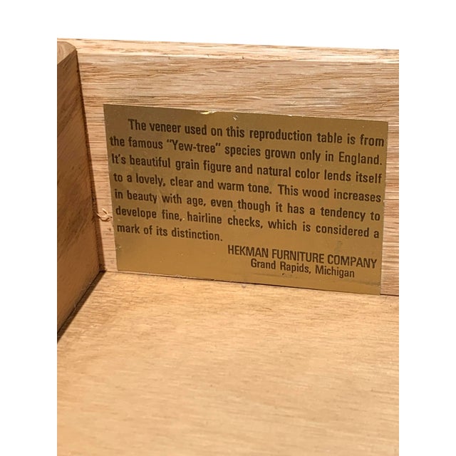 1940s Hekman French Style Traditional Burl Wood Top Petite Accent Side Table Curved Legs With Drawer For Sale - Image 5 of 8