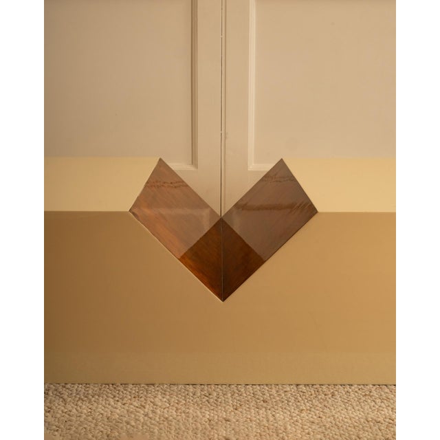 Coffee table/magazine rack in cream lacquered wood and elm burl veneer. Italy, 1980s. Dimensions: H 30.5 x W 140 x D 70 cm