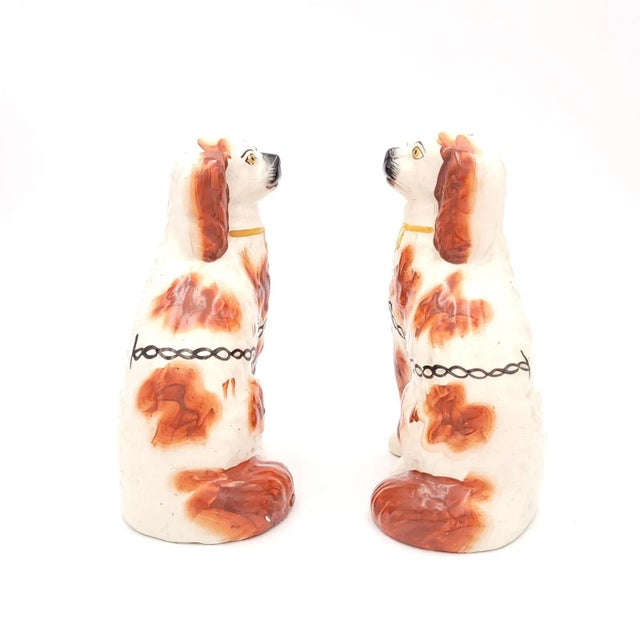 English Pair of English Staffordshire Spaniels, Circa 1880 For Sale - Image 3 of 10