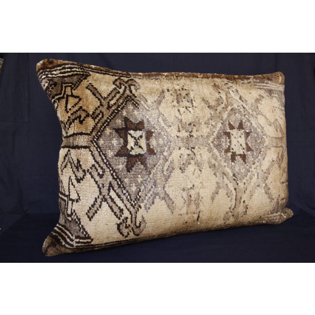 Cream Muted Tone Oushak Rug Pillow – Vintage Turkish Lumbar Cushion -23'' X 32'' For Sale - Image 8 of 12