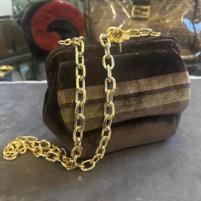 1970s Vintage Brown Velvet and Gilded Metal Italian Crossbody Bag For Sale - Image 4 of 14