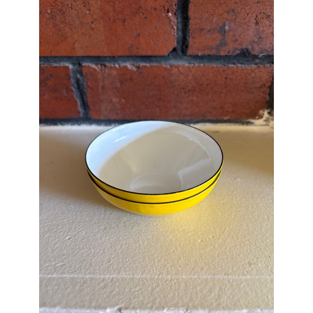 Vintage Yellow Enamel Bowls Set of 2 – Mid Century Kitchenware For Sale - Image 11 of 12