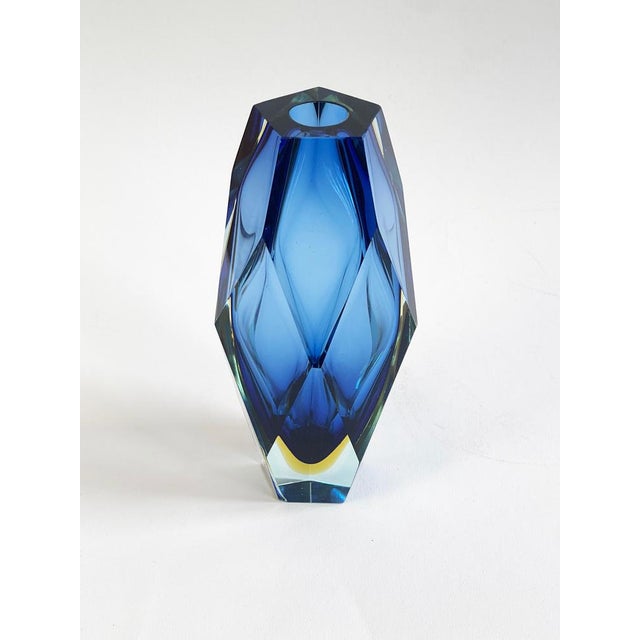Alessandro Mandruzzato Large Mid-Century Modern Blue, Yellow and Clear Faceted Honeycomb Sommerso Murano Glass Vase attributed to Alessandro Mandruzzato, 1970s For Sale - Image 4 of 17