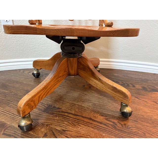 1900 - 1909 Antique h.w. Hull & Sons Quarter-Sawn Oak Swivel Desk Chair on Original Brass Casters For Sale - Image 5 of 12