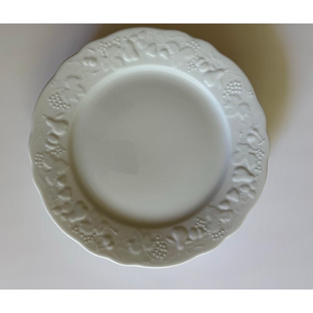 1990s 1990s PHDeshoulier’s Blanc De Blanc California Pattern Set of 12” 4 Dinner Plates and Two Matching 22 Inch Fish Platters. For Sale - Image 5 of 10