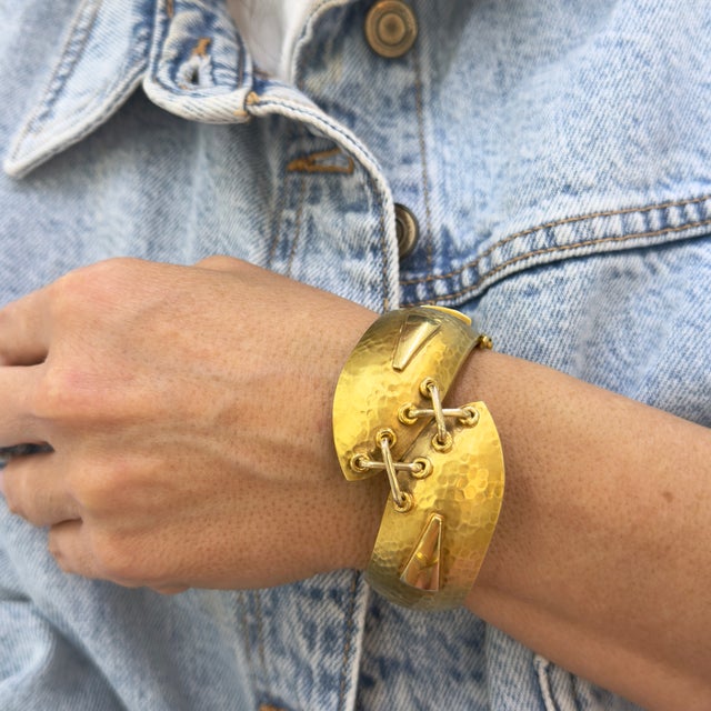 Gold Vintage 18k Yellow Gold Criss-Cross Hammered Wide Bold Statement Bangle Bracelet For Sale - Image 8 of 8