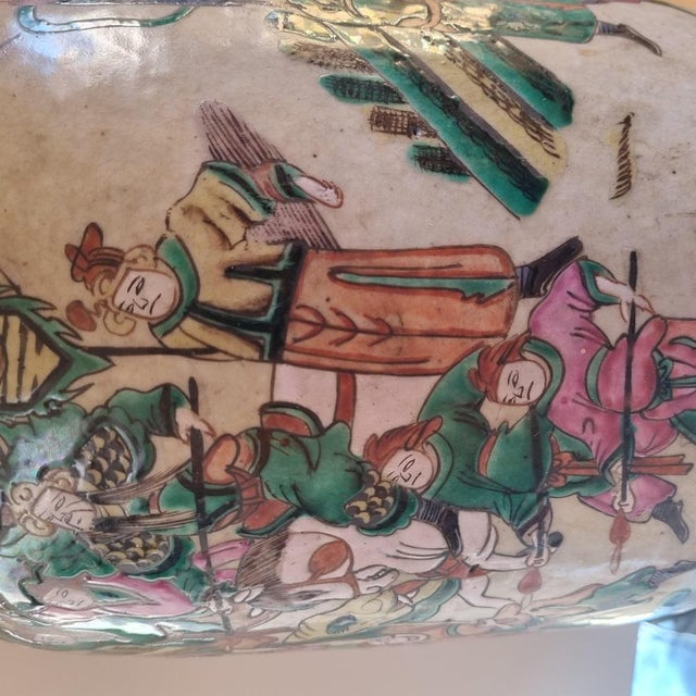 Nankin porcelain vase representing a Samurai fight with polychrome enamel decor.