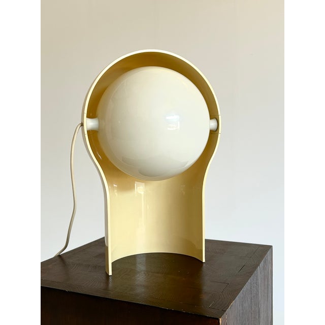 The lamp is in a vintage condition with some traces of use. The diffuser shows discoloration and there is a piece missing...