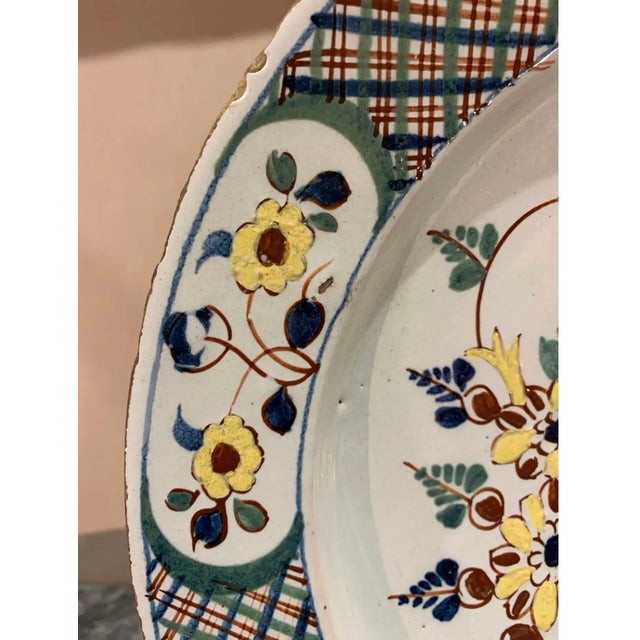 English 18th Century English Polychrome Delft Platter For Sale - Image 3 of 9