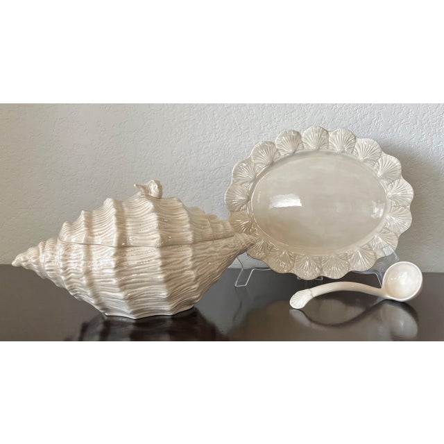 Italian Circa 1982 Palm Beach Chic Lidded Earthenware Conch Shell Tureen With Underplate & Ladle – 4 Pieces For Sale - Image 3 of 18
