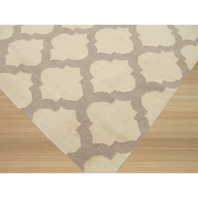 5'6"x8 Maya Moroccan Ivory Trellis Modern Flatweave Wool Carpet Rug For Sale - Image 4 of 4