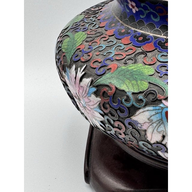 1990s Large Cloisonné Lidded Bowl / Jar With Wood Stand Foo Dog Finial For Sale - Image 10 of 12