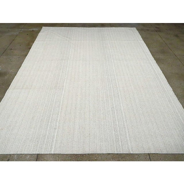 Galerie Shabab Collection Mid-20th Century Handmade Turkish Flat-Weave Kilim Room Size Carpet For Sale - Image 4 of 10