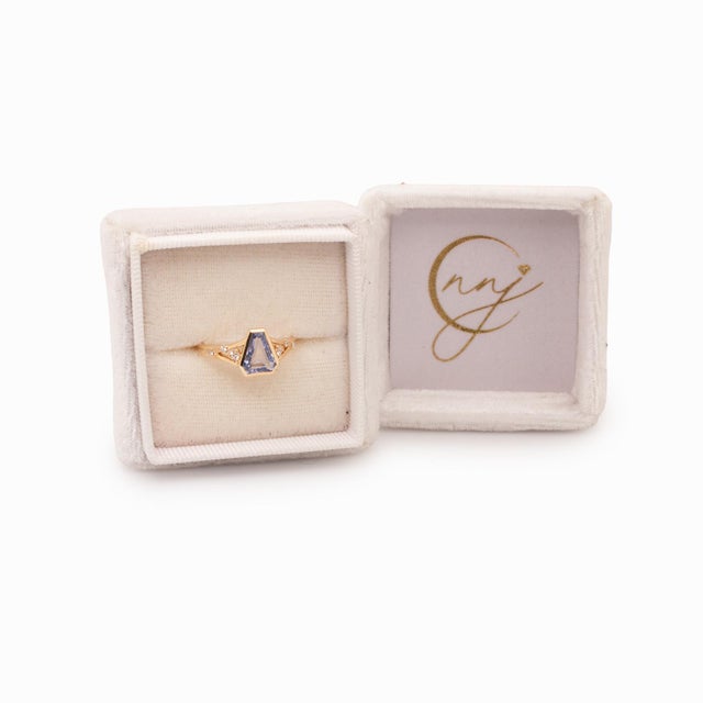 1.35cts Blue Sapphire Ring With Natural Diamond Accents: Solid 14k Gold, 8x6.5mm For Sale - Image 4 of 10