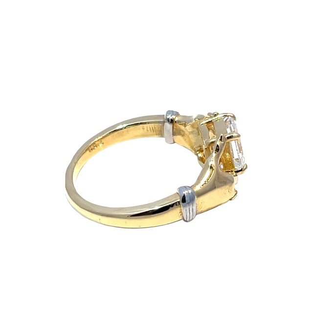 Modern GIA-Certified 0.97ctw Diamond Ring With 18k Yellow Gold Hand Holding Design, Size 6.75 For Sale - Image 3 of 4