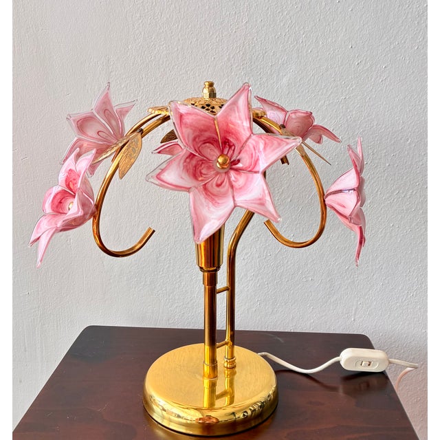 Vintage Pink Murano Glass Floral Table Lamp – Authentic Italian Curved Flower Desk Lamp With Brass Frame – Romantic Atmospheric Lighting For Sale - Image 9 of 18