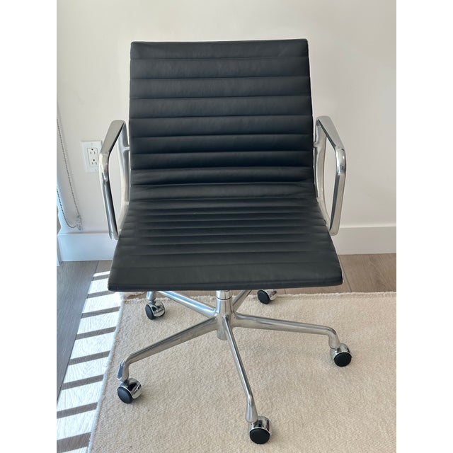 Herman Miller Mid-Century Modern Eames Aluminum Group Management Chair by Herman Miller For Sale - Image 4 of 6