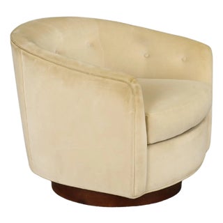 Barrel-Back Swivel Club Chair W Walnut Base in the Style of Milo Baughman, 1970s For Sale