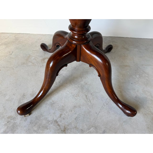 Vintage Queen Anne Style Mahogany Round Pedestal Occasional / Dining Table For Sale - Image 10 of 18