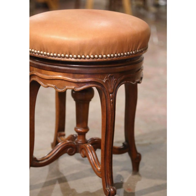 19th Century French Louis XV Walnut and Leather Adjustable Piano Stool For Sale In Dallas - Image 6 of 9