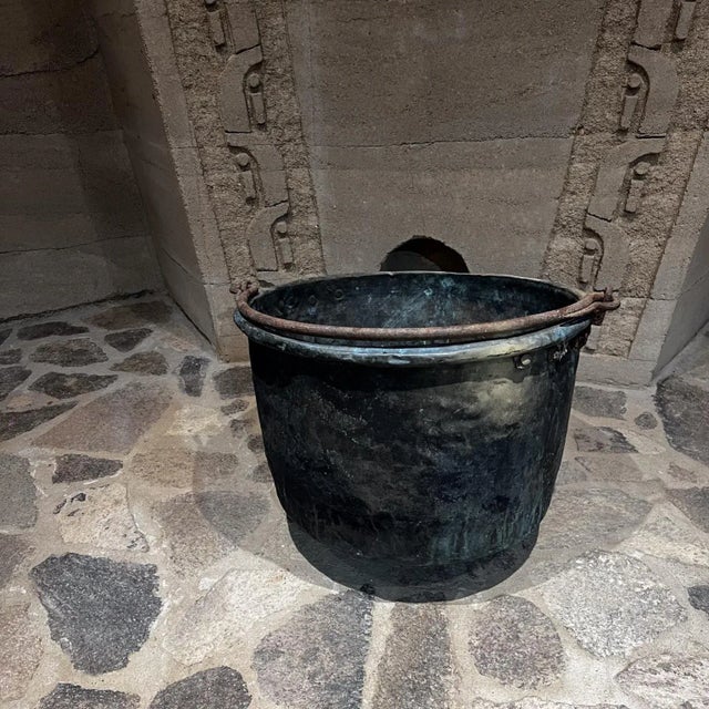 Early 20th Century 1900s Antique Patinated Copper Bucket Pot Jardiniere Iron Handle For Sale - Image 5 of 9