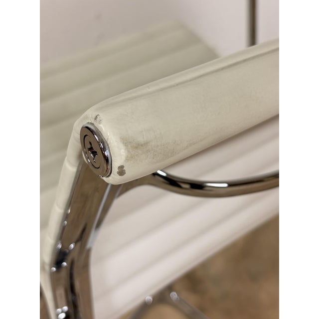 EA 117 Aluminium Desk Chair in White Leather and Chrome by Charles and Ray Eames for Vitra For Sale - Image 9 of 12