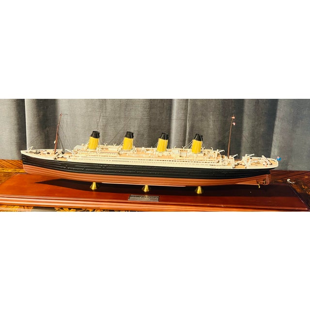 Late 20th Century r.m.s. Titanic Danbury Mint Collector’s Model Ship in Display Case – Museum Quality Detail For Sale - Image 12 of 12