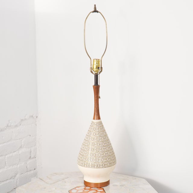 Manufactured by Quartite Creative Corp in Pennsylvania during the 1960s, this striking Mid-Century Modern table lamp...