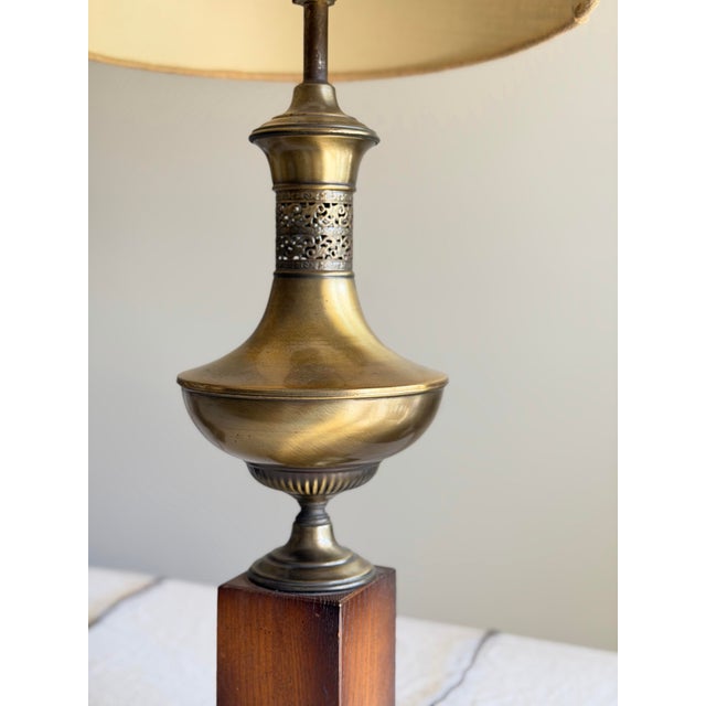1970s Pair of Neoclassical Brass Urn Table Lamps on Wood Bases With Linen Shades in Style of Maison Jansen / James Mont For Sale In Los Angeles - Image 6 of 12