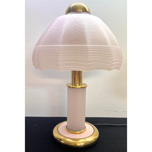 Lamp of the 1950s/60 by F. Fabbian in Murano glass in perfect condition of pink glass latch. Dimensions: height 42 cm Hat...