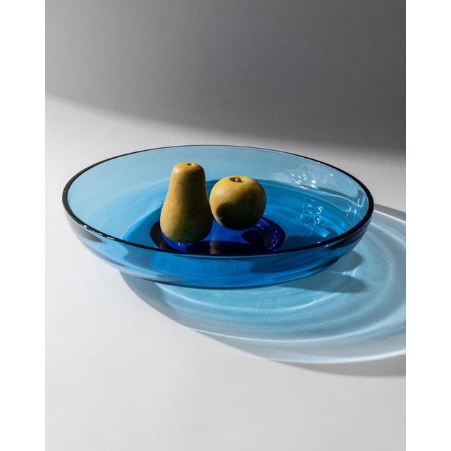 This large vintage Murano glass bowl from 1980s Italy is a striking example of timeless Italian art glass. Crafted from...