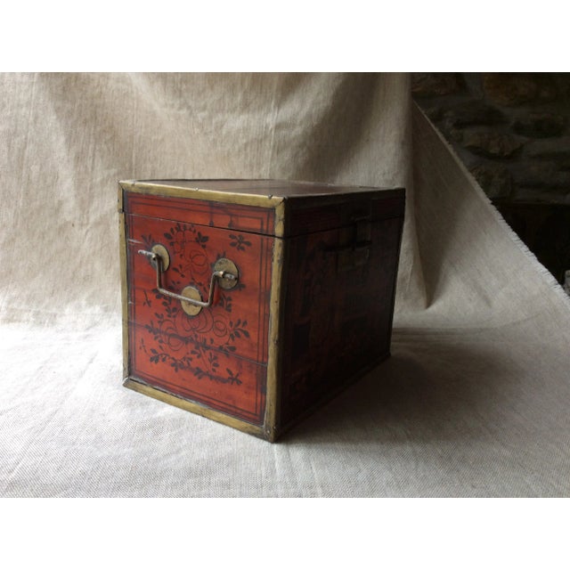 Antique Chinese Export Yew Wood & Brass Tea Caddy, Hand-Painted, Late Qing Dynasty, Circa 1880 For Sale - Image 6 of 12