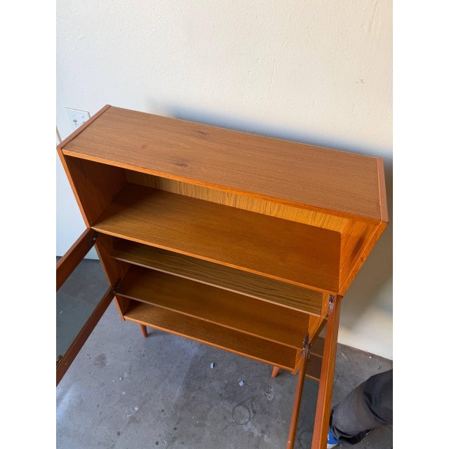 Mid Century Danish Teak Display Cabinet – Vintage Scandinavian Glass Door Bookcase 1960s For Sale In Los Angeles - Image 6 of 9