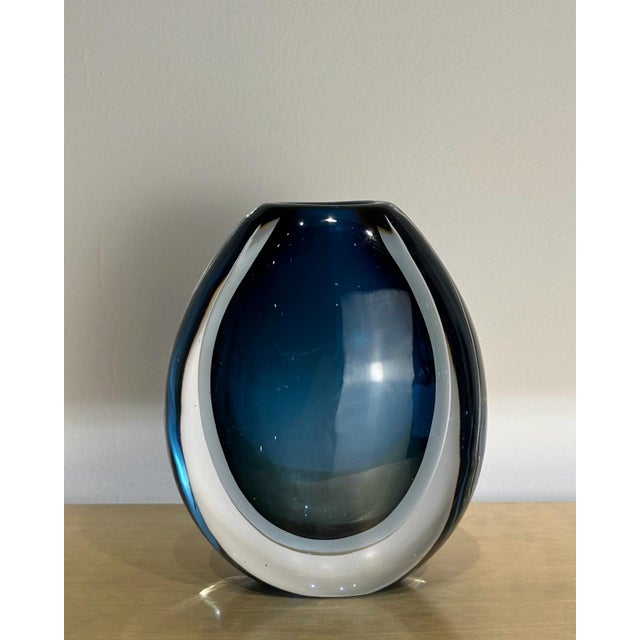 Vicke Lindstrand Blue Vase by Vicke Lindstrand for Kosta, 1960s For Sale - Image 4 of 4