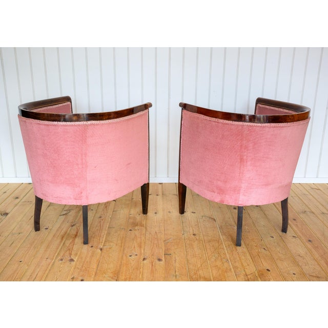 Antique Art Nouveau Edwardian Barrel Back Tub Armchairs in Mahogany and Pink Upholstery, 1910, Set of 2 For Sale - Image 3 of 18