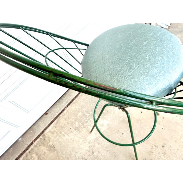 Panton-Style Mid Century Modern Green Wire Bar Stool With Sculptural Spindle Back Mid-Century Modern | 1950s–60s For Sale - Image 4 of 10