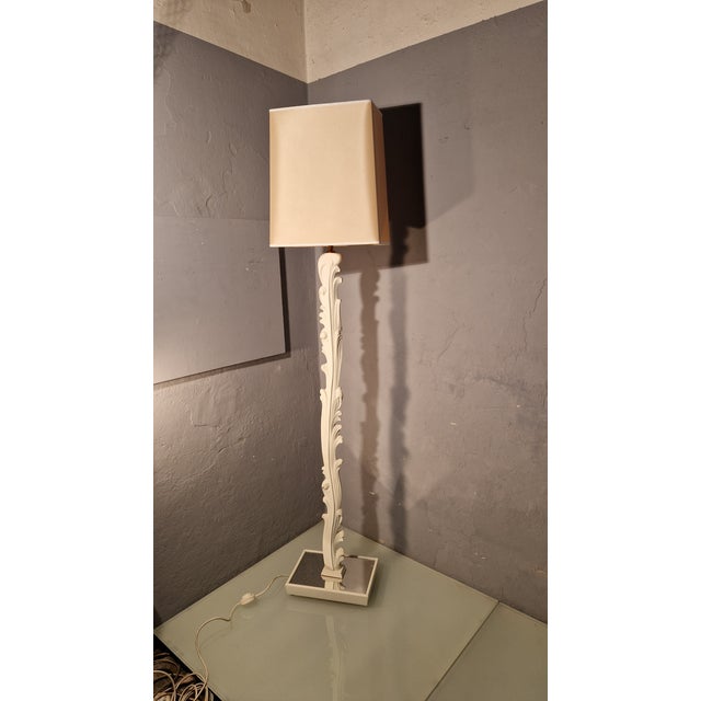 Vintage Floor Lamp in White Lacquered Wood with Floral Decorations from Fontana Arte, 1940s, in Very Good conditions....