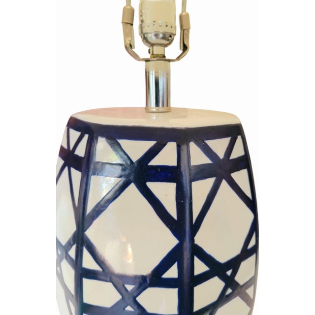 Dana Gibson 1990s Navy Blue White Crosshatch Palm Beach Regency Lucite Base Table Lamp For Sale - Image 4 of 6