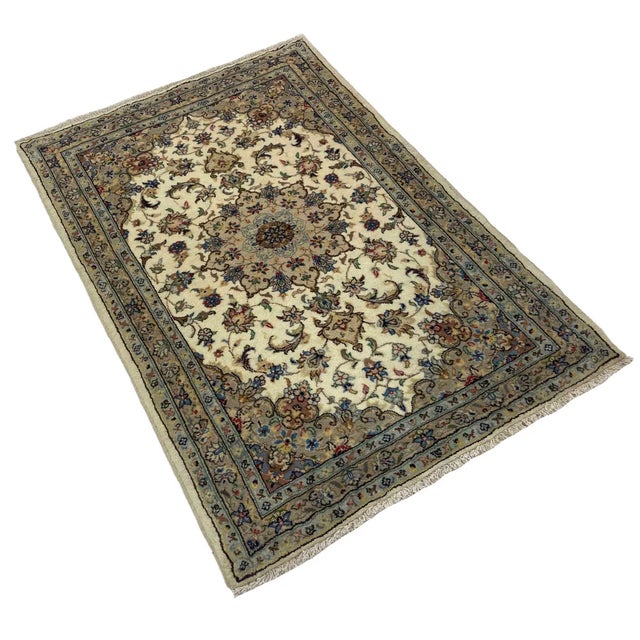 Middle Eastern Rug in Wool For Sale - Image 3 of 6