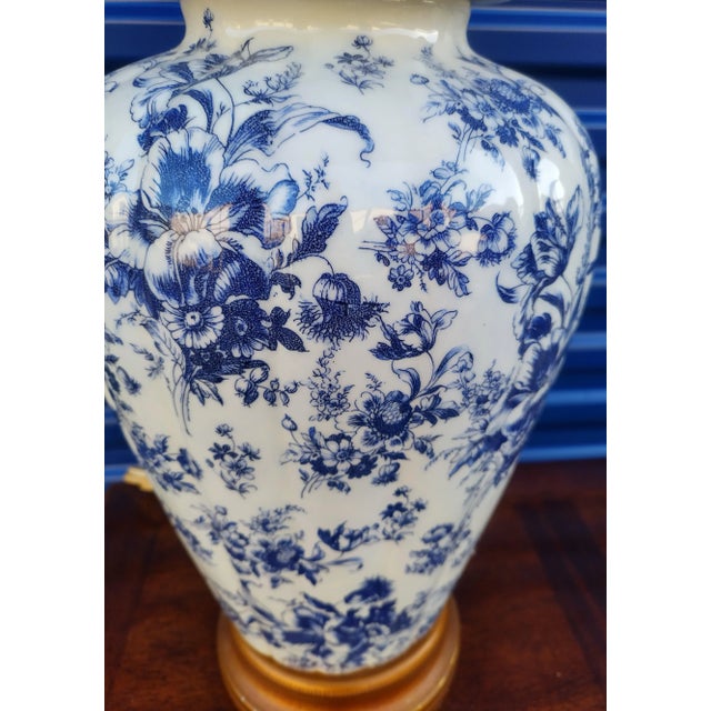 1970s Vintage Chinoiserie Blue White Floral Ginger Jar Ceramic Table Lamp For Sale - Image 5 of 6