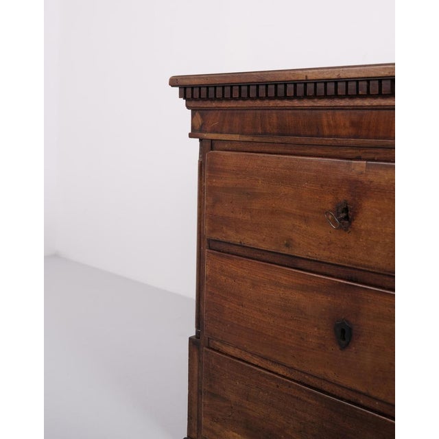 Louis XVI Chest of Drawers with Dentil Moulding and Side Columns, 1760 For Sale - Image 4 of 10