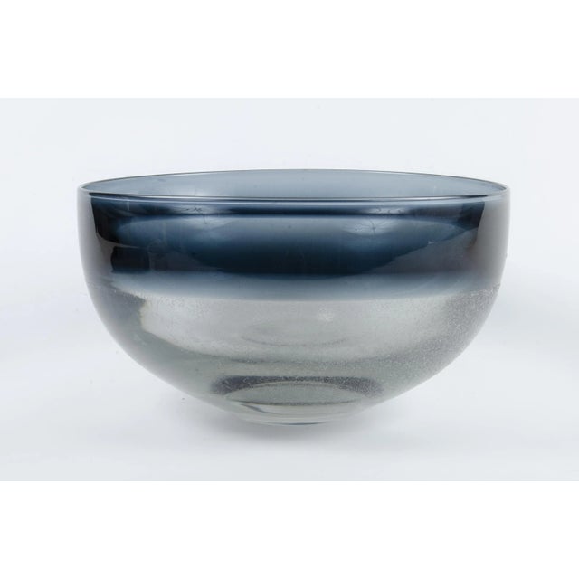 Mid-Century Modern 1960s Scandinavian Modern Blue-Tinted Art Glass Decorative Bowl by Timo Sarpaneva, Finland For Sale - Image 3 of 9