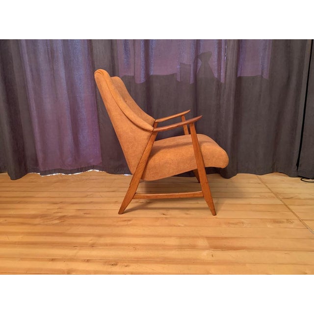 Italian armchair from the 1960s. In very good condition. The woodwork has not been renovated with visible traces of use,...