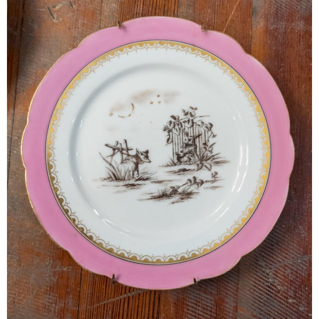 French 19th Century Pair of Pink and Gold Decorative Wall Plates With Grisaille Scenes For Sale - Image 3 of 12