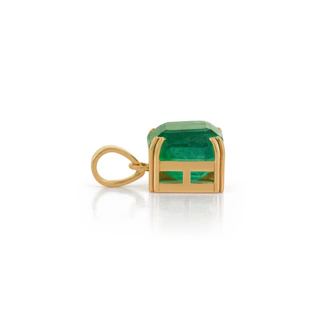 Metal Square Cut 6.06ct Emerald Solitaire Double Prong 18k Yellow Gold Pendant For Sale - Image 7 of 16