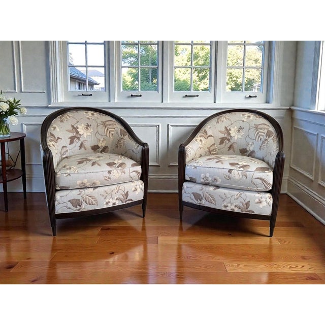 A lovely pair of vintage Thomasville Art Deco-style lounge chairs. Features a stylish curved back and loose seat cushion...