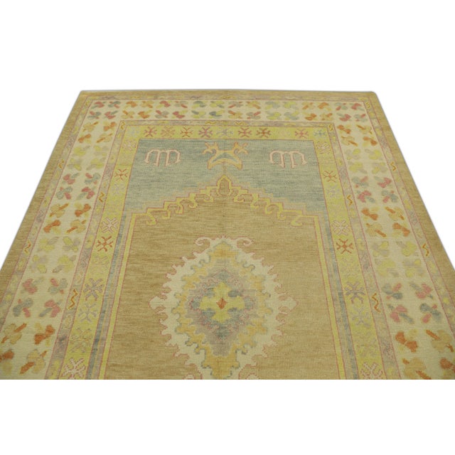 This modern Turkish Oushak rug is a stunning piece of art that has been handwoven using traditional techniques by skilled...