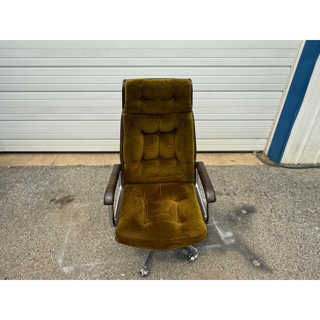 Vintage Mid-Century Modern Olive Velvet High Back Executive Office Chair For Sale - Image 11 of 12